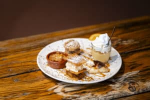 café gourmand avec farandole de mini desserts maison